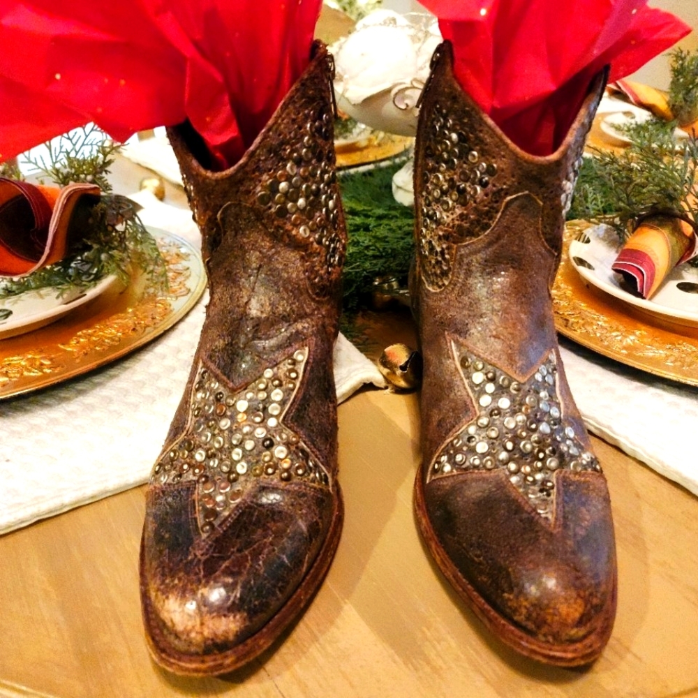 Frye Deborah Cowgirl Star studded ankle boots